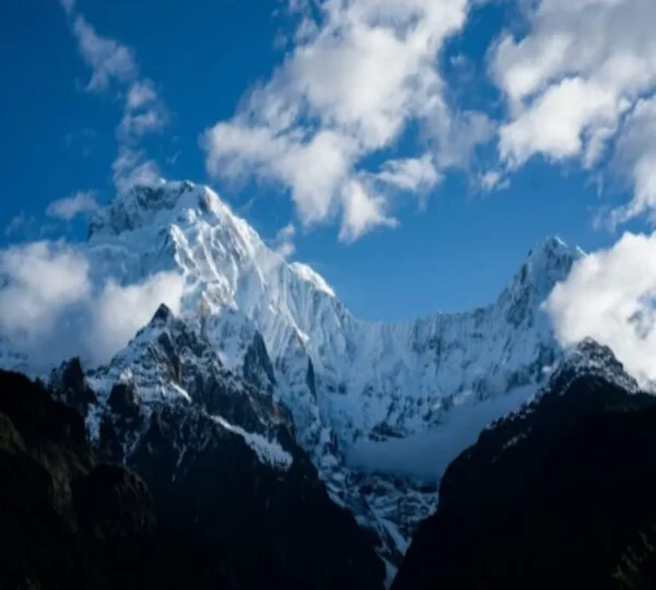 Annapurna Base Camp trekking route with Himalayan peaks in Nepal